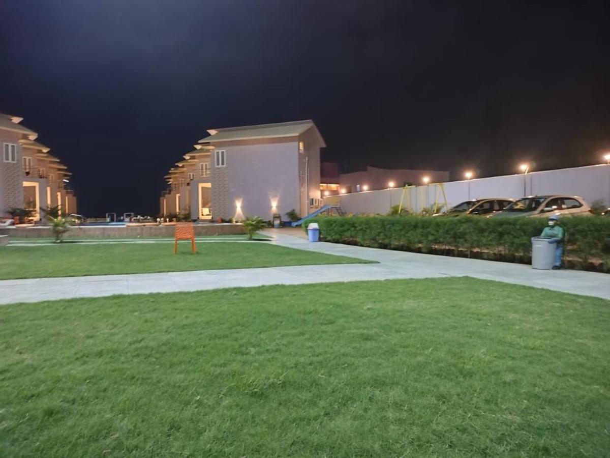מנדרמוני Parth King Beach Resort מראה חיצוני תמונה